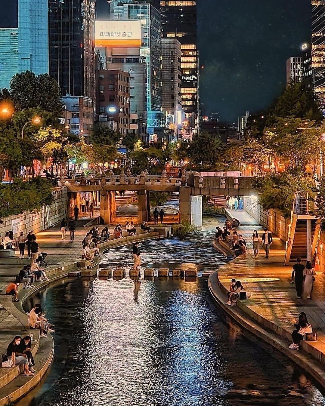 River running through Seoul